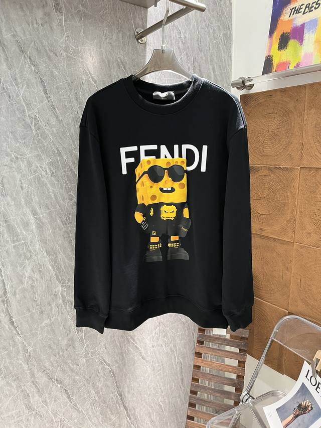 Fendi 2024秋冬新品卫衣！手绘定织定染400G高克重牛肚纯棉卫衣面料制成，面料手感厚实且有一定的自重感，底部绵密粗犷的毛圈肌理，贴身亲肤保暖性极佳，丝毫