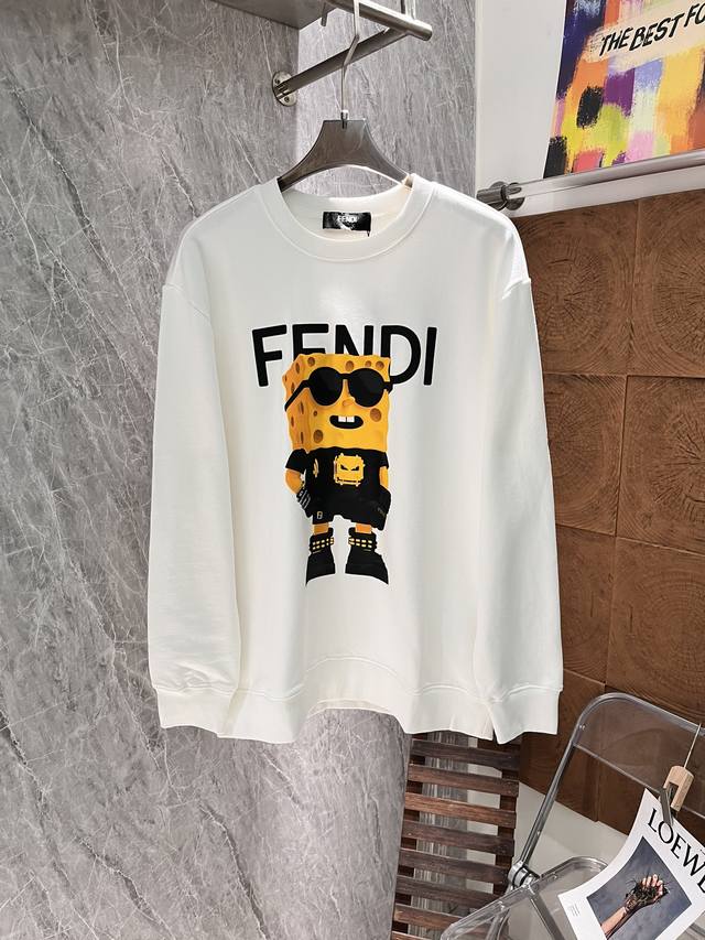 Fendi 2024秋冬新品卫衣！手绘定织定染400G高克重牛肚纯棉卫衣面料制成，面料手感厚实且有一定的自重感，底部绵密粗犷的毛圈肌理，贴身亲肤保暖性极佳，丝毫