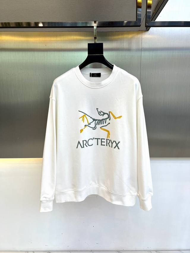 Arcteryx 始祖鸟、2024秋冬新款休闲男女同款，长袖圆领套头卫衣，全新创作简单字母标识logo工艺设计！上身超有型，舒适柔软的棉质圆领短袖t恤！ 经典的