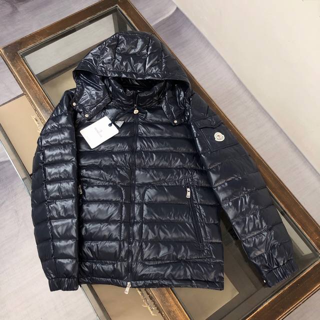 Moncler Lauros 24秋冬最新短款男士羽绒服夹克外套.超柔软细腻面料.90白鸭绒填充.极致轻便保暖. Lauros连帽羽绒夹克采用聚酯纤维外层面料制