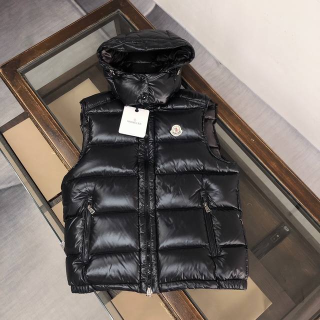 Moncler 蒙口 情侣款高版本连帽羽绒马甲背心 超人气爆款单品，个性街头朋克风格打造，情侣款高规羽绒马甲外套 当下最火的款式 采用m家标志性哑光科技防水面料