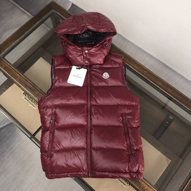 Moncler 蒙口 最新色系情侣款高版本连帽羽绒马甲背心 超人气爆款单品，个性街头朋克风格打造，情侣款高规羽绒马甲外套 当下最火的款式 采用m家标志性哑光科技