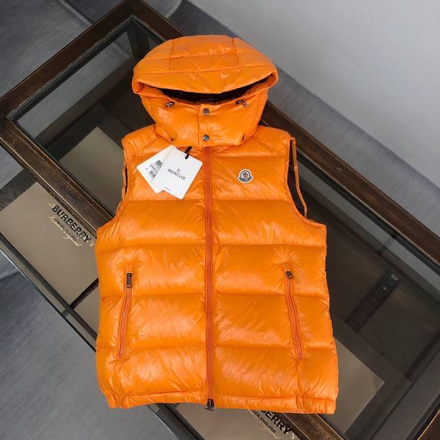 Moncler 蒙口 最新色系情侣款高版本连帽羽绒马甲背心 超人气爆款单品，个性街头朋克风格打造，情侣款高规羽绒马甲外套 当下最火的款式 采用m家标志性哑光科技