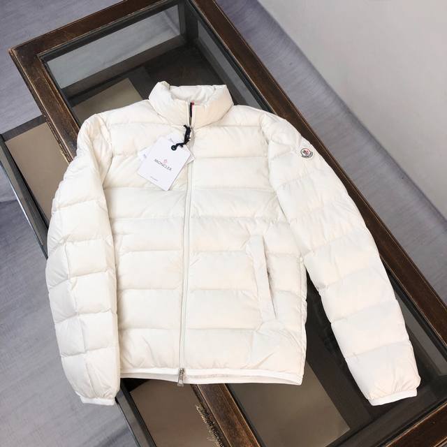 Mon*Cler 蒙口 2024冬季最新品立领羽绒服！官网同步！ 简约干练沉稳羽绒夹克款外套 简洁流畅线条感，绝对是吸引回头率的利器，立领修身版型，未来的立体廓