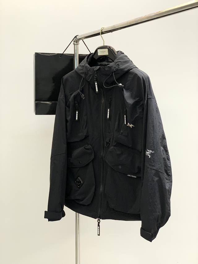 Arcteryx 始祖鸟，2024秋冬aw新品，时尚休闲连帽外套，专柜同步有售，原单狠货，进口原版面料，工艺极度复杂，视觉相当雅致时髦，高贵而优雅，从主体面料到