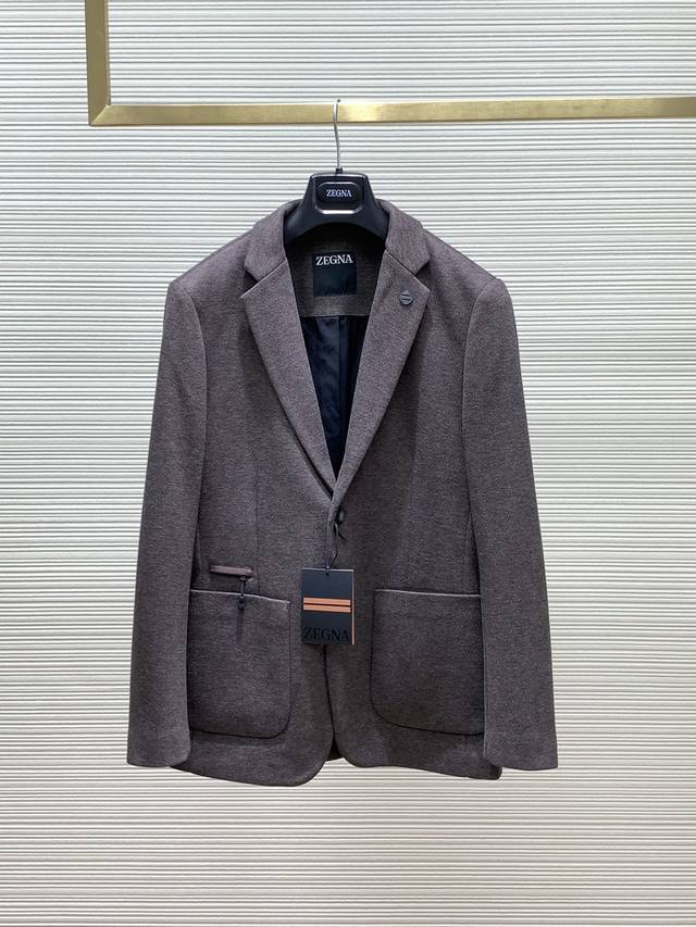 杰尼亚 Zegna，2024秋冬季最新品，专柜同步有售，原单狠货，时尚休闲西装外套，采用进口原版面料，舒适透气，顶级印花工艺字母图案装饰logo，原版五金辅料装