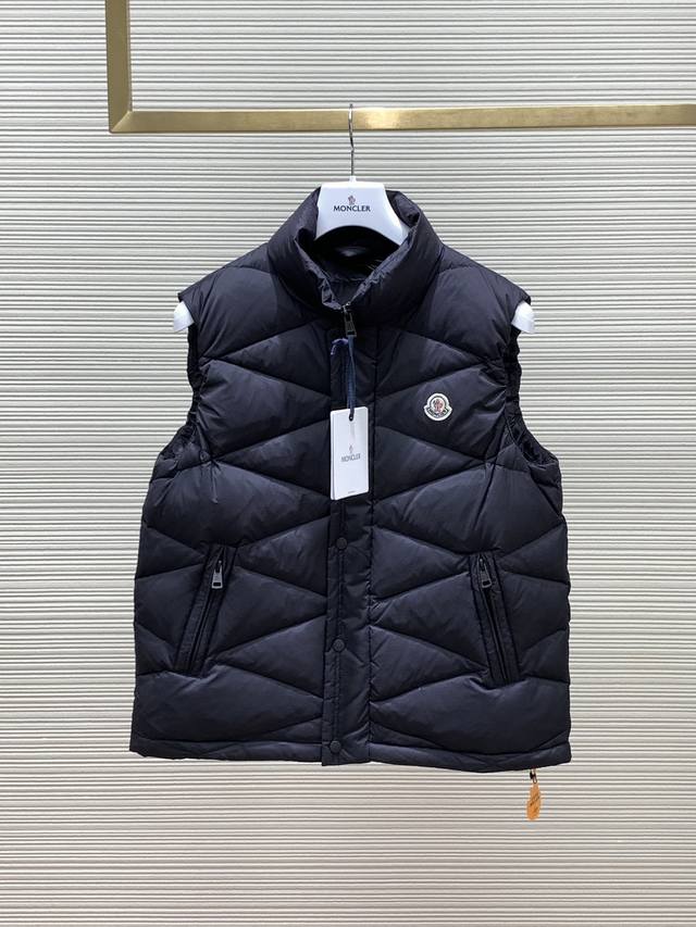 Moncler 蒙口，2024冬季最新品，专柜同步有售，原单狠货，时尚休闲羽绒马甲，上身舒适！吸睛而有亮点，采用进口原版面料，顶级刺绣工艺字母图案logo，原版