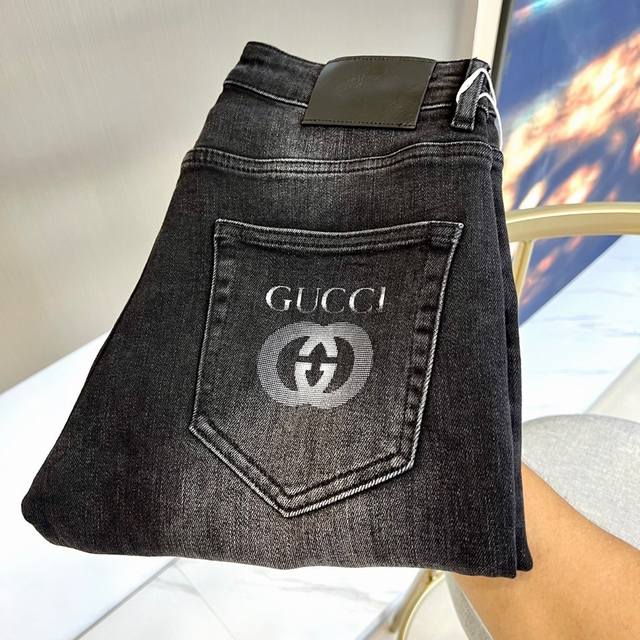 Gucc古驰、2024秋冬新品经典男士单宁修身时尚水洗牛仔裤，丹宁牛仔裤属于衣橱的必备单品，属于日常混搭和造型的利器 每个细节皆足矣品味！经典整体的设计承载了古