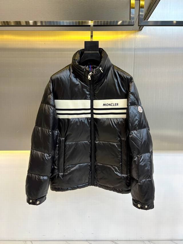 Moncler 蒙口 顶级鹅绒 、24秋冬新品skarstind轻盈保暖外套 时尚条纹字母男士羽绒服。Skarstind短款羽绒夹克是男士系列的单品，彰显mon