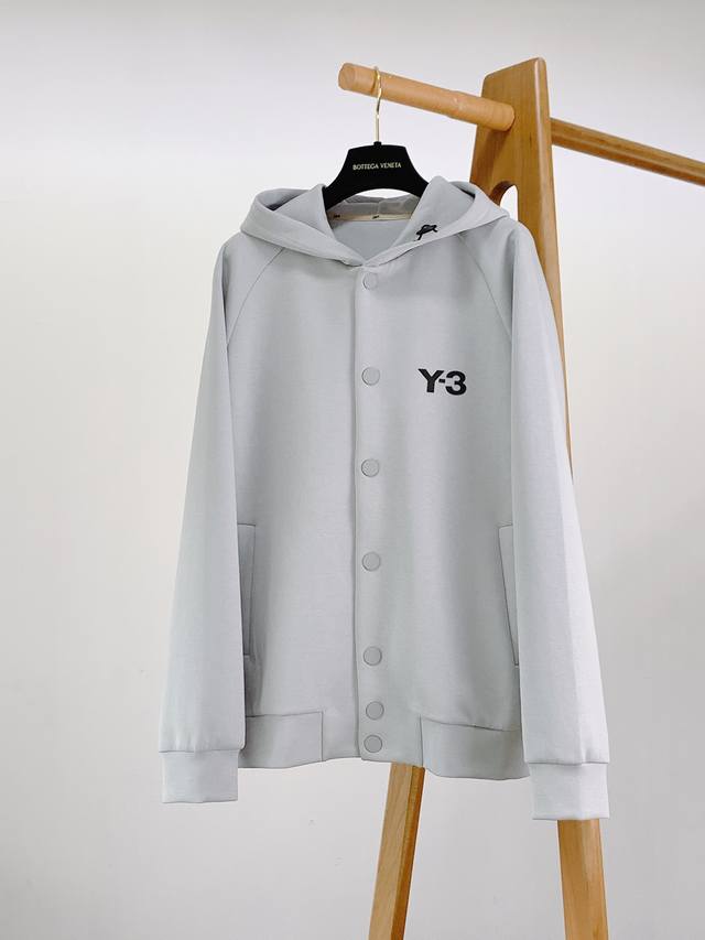 Y-3 山本耀司 2024Fw秋冬新品 男女情侣同款，连帽拉链夹克。 400克重鱼鳞底全棉卫衣面料 , 订纱开始订染订纺。 扎实不起球，解决常规卫衣变形，洗涤变