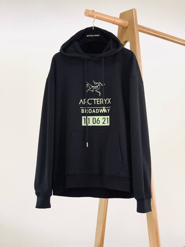 Arcteryx 始祖鸟 2024Fw秋冬新品 印花连帽卫衣，采用原版面料，特有手工缝标特色设计语言.三标保持一致！ 采用数码定位印花工艺，质感明显 定织定染3