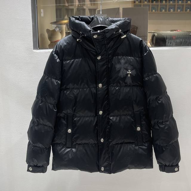 Chrome Hearts 克罗心 2024Fw新品 暗纹提花羽绒服。甄选优质科技聚纤维面料打造，采用独特的暗纹提花工艺，使面料在视觉上呈现出丰富的层次感和立体