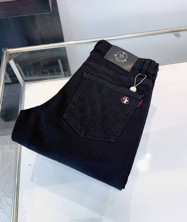 款号：D165 Moncler 蒙口秋冬新款浮雕压花字母水洗时尚休闲直筒小脚牛仔裤 海外贸易公司限量订购，欧洲直发，精品稀出数量有限。 颜色#水洗蓝 尺码#29