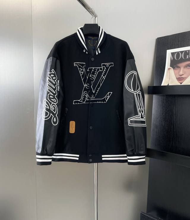 款号：D148 路易威登louis Vuitton Lv Fw22秋冬单品 老花拼接皮袖毛巾绣棒球服毛呢夹克外套 原版纽扣开模定制 贴布绣对色对位 原包装原标