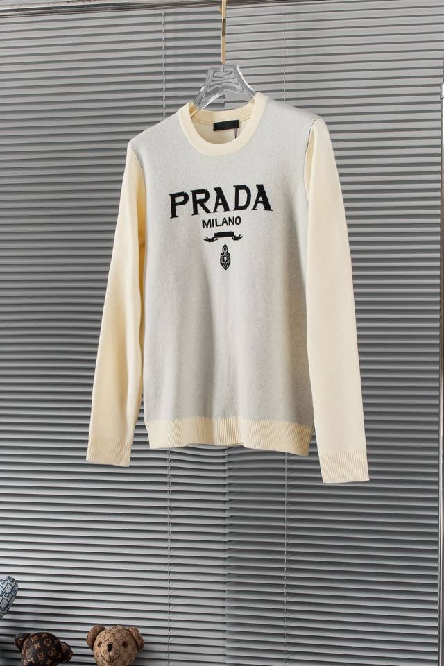 New# Prada 2024 秋冬新品 柔软圆领羊毛针织衫，设计独家呈现！超级流畅线条感极符合美学基调的一款毛衣，最基础的款式以极简低调的奢华风格，在时尚界越