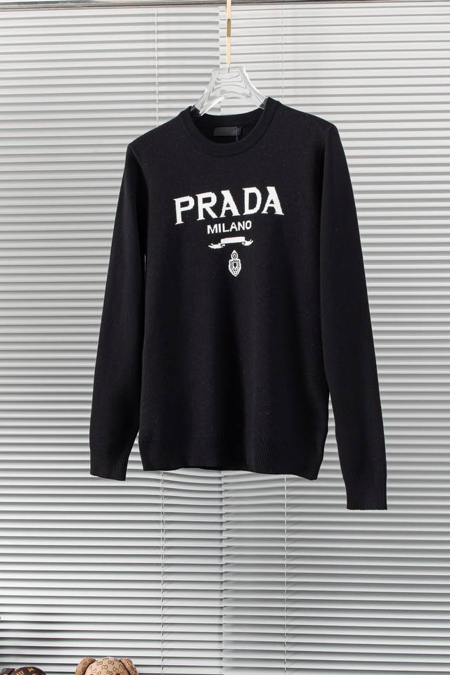 New# Prada 2024 秋冬新品 柔软圆领羊毛针织衫，设计独家呈现！超级流畅线条感极符合美学基调的一款毛衣，最基础的款式以极简低调的奢华风格，在时尚界越