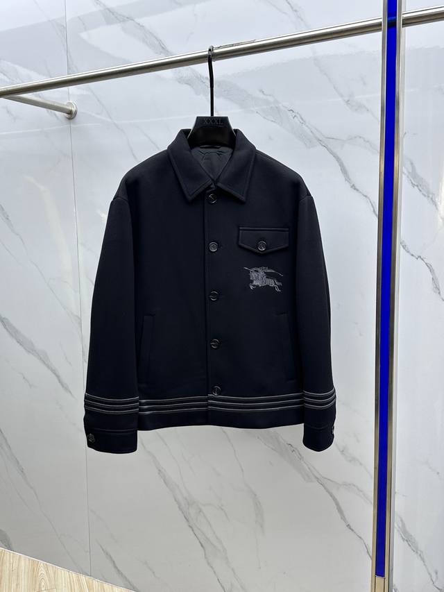 Burberry巴宝莉、2024新品绵羊毛翻领夹克外套，时尚帅气，胸前精致刺绣图案logo，简约百搭款，定制原版面料，不仅挺括，保持潮流的廓形，又穿着舒适，纱织