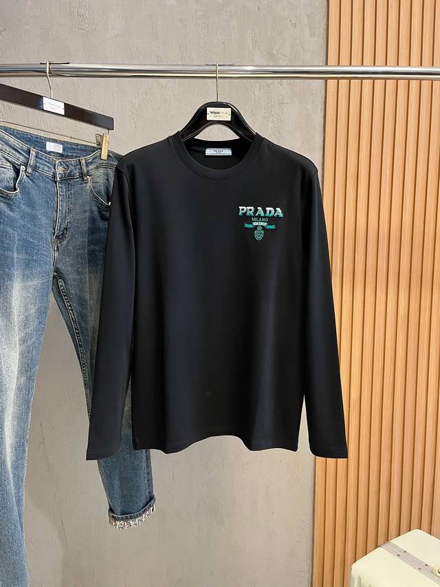 Prada 普拉达 24秋季新品 衣橱必备！采用莫代尔舒适面料！入手便知非常柔软 上身亲肤感极好！！面料带有很好的弹力，舒适透气修身显瘦的同时又无束缚感，胸前品