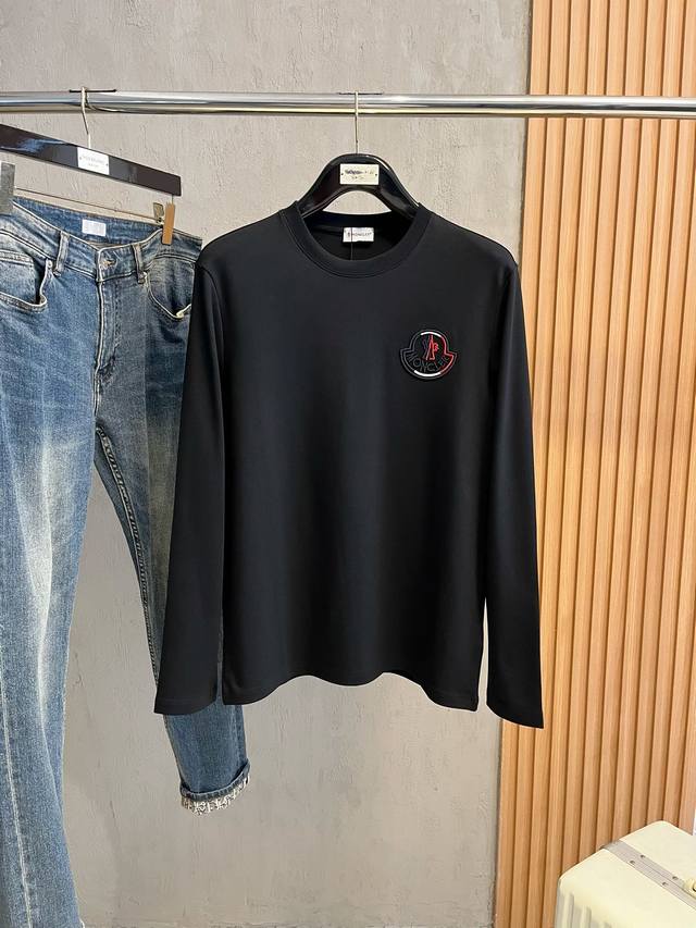 Moncler 蒙口 24秋季新品 衣橱必备！采用莫代尔舒适面料！入手便知非常柔软 上身亲肤感极好！！面料带有很好的弹力，舒适透气修身显瘦的同时又无束缚感，胸前