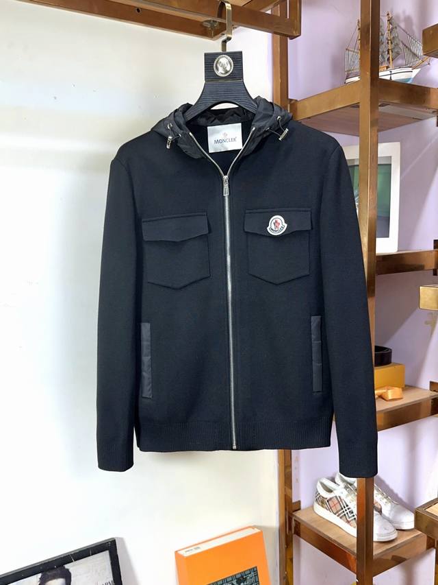 Moncler 蒙口 秋冬新款爆款专柜新款休闲时尚夹克 超前卫设计风格 细腻舒适 穿着非常轻便不易起皱。多重重工艺 整体的设计颇具视觉感，上身休闲有型，有一定的