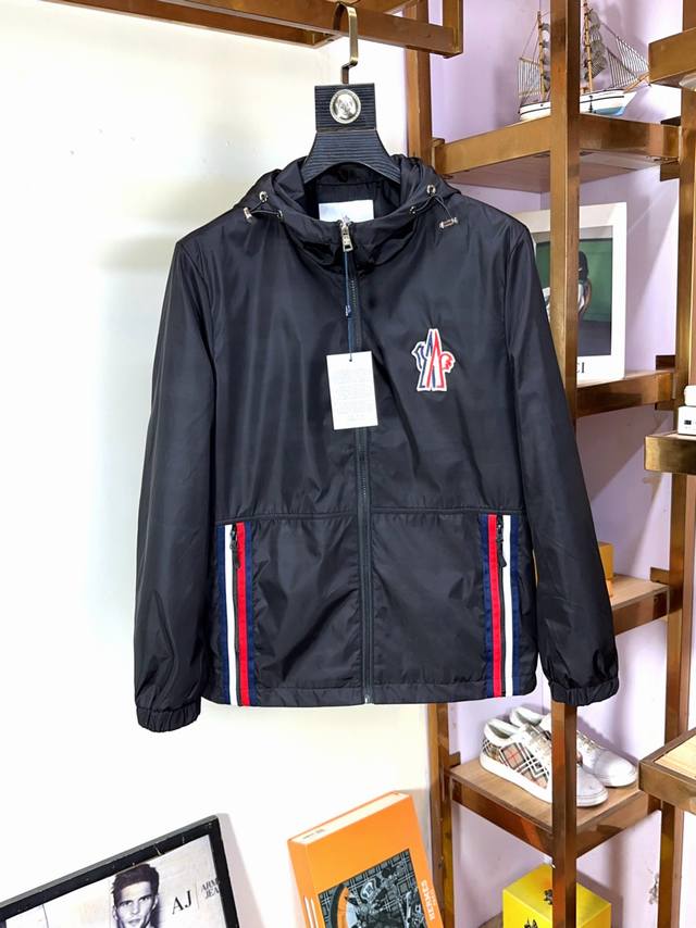 Moncler 蒙口早秋新款 夹克 外套，高端版本！专柜定制面料 透气舒适度高，细节无可挑剔，品牌元素设计理念，体现高品质。手感细腻柔软！呈现休闲裁剪，上身版型