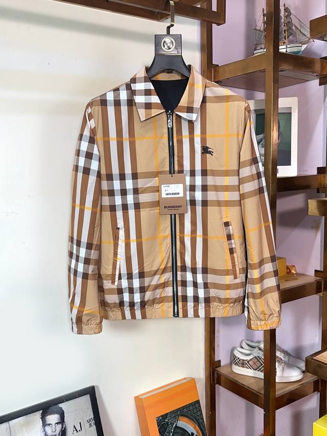 Burberry 巴宝莉早秋新款 立领 夹克 外套，高端版本！专柜定制面料 透气舒适度高，细节无可挑剔，品牌元素设计理念，体现高品质。手感细腻柔软！呈现休闲裁剪