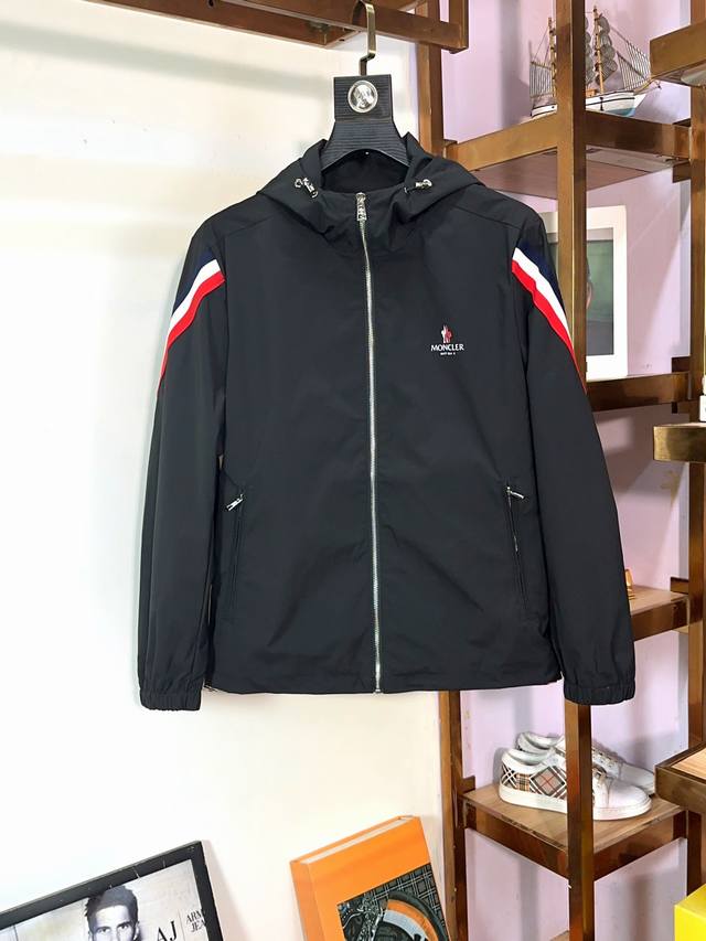 Moncler 蒙口早秋新款 立领 夹克 外套，高端版本！专柜定制面料 透气舒适度高，细节无可挑剔，品牌元素设计理念，体现高品质。手感细腻柔软！呈现休闲裁剪，上