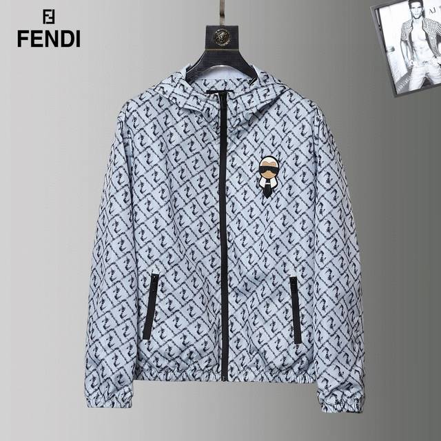 Fendi 芬迪 新款，经典爆款时尚夹克推荐！男士外套，时尚休闲外套夹克 ，高织超细腻的高科技爽滑复合布材质，面料的质感很高档细腻，档次感强 ，胸前大logo设