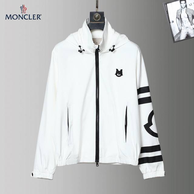 Moncler 蒙口 新款，经典爆款时尚带帽夹克推荐！男士外套，时尚休闲外套夹克 ，高织超细腻的高科技爽滑复合布材质，面料的质感很高档细腻，档次感强 ，胸前大l