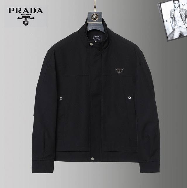 Prada 普拉达 新款，经典爆款时尚夹克推荐！男士外套，时尚休闲外套夹克 ，高织超细腻的高科技爽滑复合布材质，面料的质感很高档细腻，档次感强 ，胸前大logo