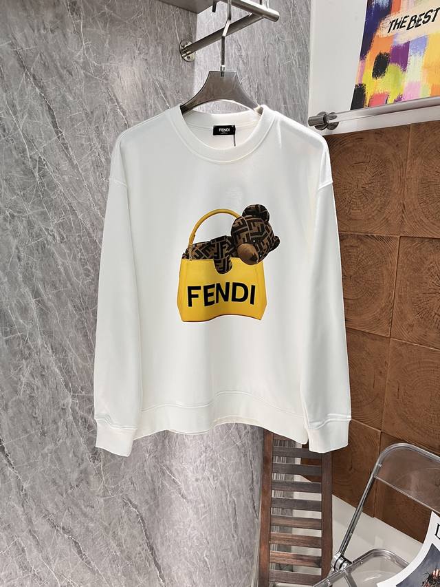 Fendi 2024Ss秋冬新品圆领卫衣！独特吸引人的眼球，品相品质都在线，舒适度，一如既往的版型，时髦度，包括面料、裁剪工艺上，都是下足了功夫！日常穿着穿感舒