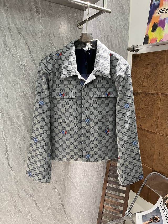 驴牌 2024Fw 秋冬新款牛仔外套！Damier 开领衬衫式夹克，以美洲杯帆船赛为灵感 钉珠棉布剪线提花织纹面料 Gaston 和微型 Damier 标识融入