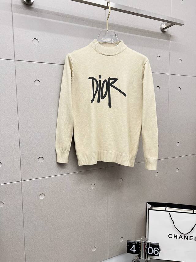 Dior 迪奥 秋冬经典圆领套头羊毛衫，全品相！！！羊毛混纺面料，2024最新款 黄金比例！！修身款软黄金 百搭实用型的单品，搭配及实用性强大到天际，简洁大方上