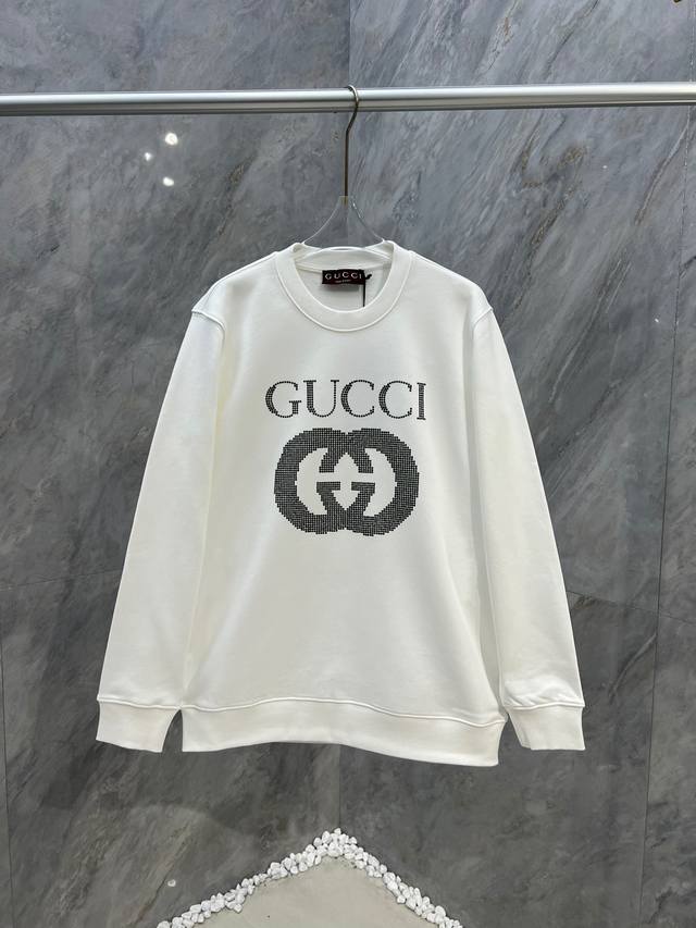 Gucci 24秋冬新品gg缀饰铆钉装饰logo圆领卫衣，正面胸前gg字母撞色铆钉装饰彰显品牌辨识度设计，精致而不失内敛的细节和品牌标识，采用380克重纯棉卫衣