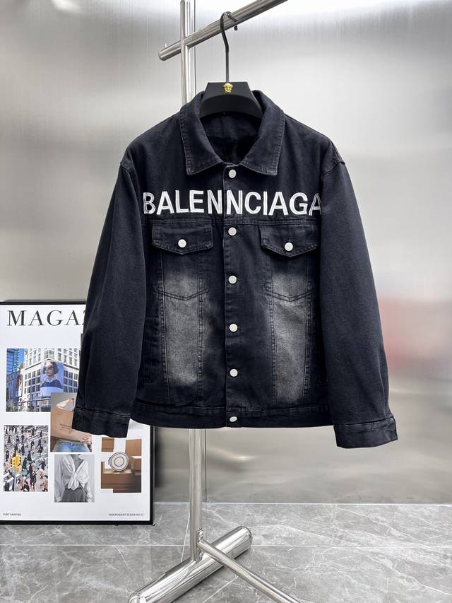 巴黎世家 Balenciaga加绒牛仔外套，女生也可以穿， 限量版走秀款。原版面料开发，重工洗水工艺，细节处理的相当精致，面料上身挺括有型！男女同款 秋冬时髦利