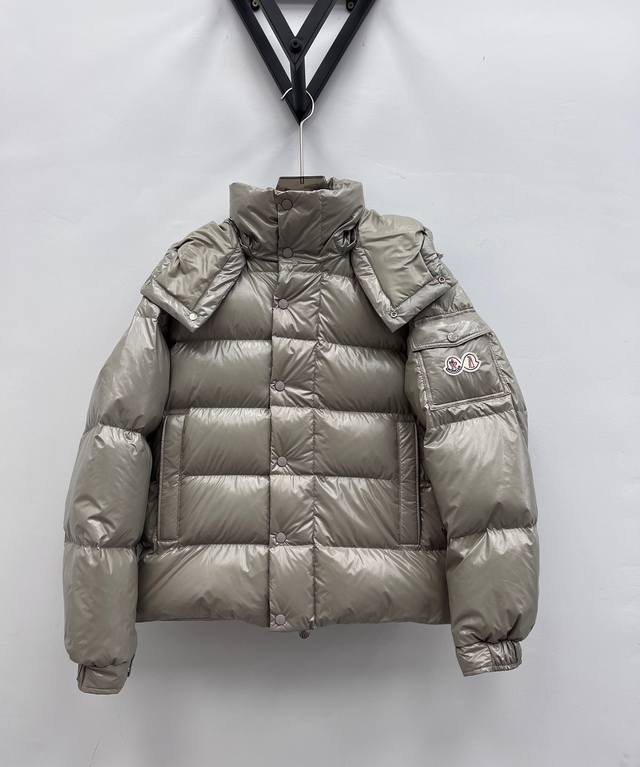 M-Moncler Maya 70周年限定款短款羽绒夹克，标志性的男士moncler Maya 70羽绒夹克具有高辨识度，专为庆贺品牌70周年而设。 Moncl