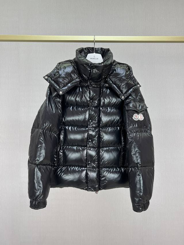 70周年限定款短款羽绒夹克，标志性的男士moncler Maya 70羽绒夹克具有高辨识度，专为庆贺品牌70周年而设。 Moncler Maya羽绒服专为庆贺m