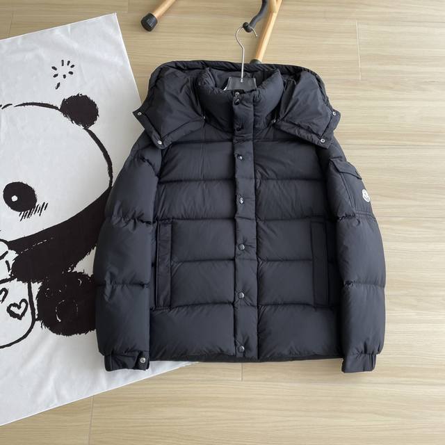 鹅绒服 Moncler 蒙口maya玛雅70周年款秋冬新品 Vezere鹅绒羽绒服 男女同款 哑光雾面外套 这款vezere短款羽绒夹克是基础款保暖单品，彰显m