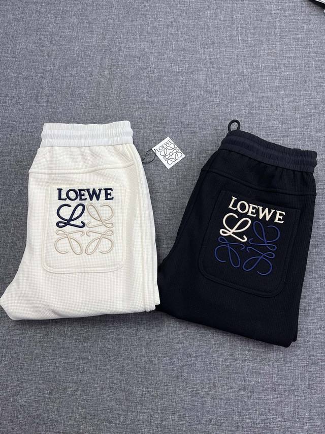 Loewe 罗意威休闲加绒貂绒休闲裤卫裤！2024冬季顶级限定系列,重磅首发国内独家 实打实的好货！能碰到这种牛货，必然要收！这个来自于西班牙古老的服装品牌一直