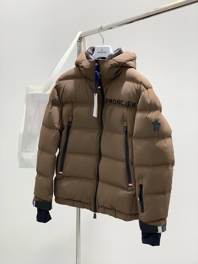 Moncler 蒙口，2024冬季最新品，专柜同步有售，原单狠货，时尚休闲连帽羽绒服外套，上身舒适！吸睛而有亮点，采用进口原版面料，顶级印花字母图案logo，原