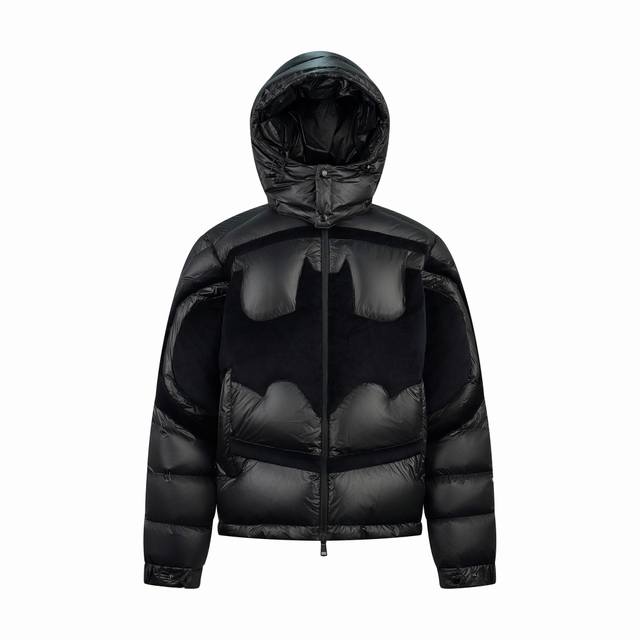 高版本 Moncler 蝙蝠侠标识羽绒服 定制墨韵高级炭黑涂层风衣面料 定制韩韵流光丝绒针织面料 采用400D压光胆布 国标95白鸭绒 欢迎检测 冲绒量十足 保