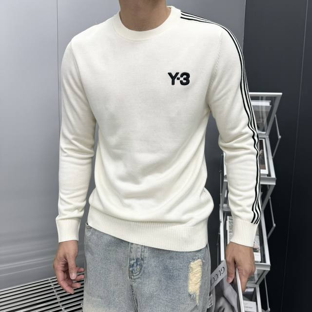 Y-3 山本耀司24S新款圆领毛衣.这款毛衣简直太赞啦！羊毛质地.给你满满的温暖.胸口立体感y-3重工饱3D满绣花.单侧袖子提花经典阿迪达斯三条杠设计.山本耀司