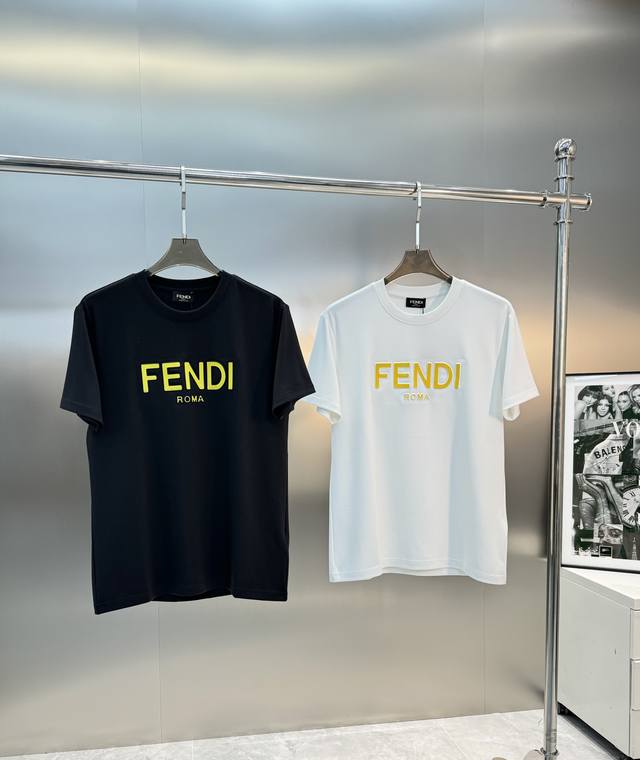 Fend*芬-迪24S秋冬男士打底圆领加厚短袖，经典基础款！！经典黄色字母烫画设计.立体凸凹感双层工艺.上身有型！采用300G莫代尔精梳棉面料，柔软细腻亲肤舒适