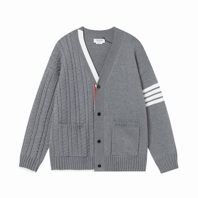 Thombrowne经典针织开衫外套 Thom Browne 是一位颇有远见桌识的设计师，以其别具匠心的精裁设计为大众所熟知。他大胆挑战传统剪裁比例，旨在为毛衣