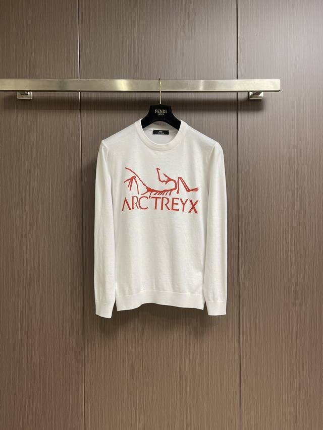 Arcteryx 始祖鸟2024Fw秋冬新款针织毛衣，混纺羊毛材质，温暖又舒适，印花工艺精致独特，圆领长袖，经典百搭，赶紧穿上这件上衣，迎接秋冬的温暖与时尚。尺