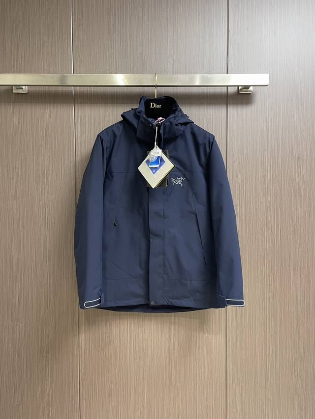 Arcteryx 始祖鸟 2024Ss秋冬新款始祖鸟新款连帽设计三合一羽绒外套羽绒服！选用亮泽尼龙面料打造，胸前经典刺绣设计logo，充盈填充舒适的鹅绒和鹅毛。