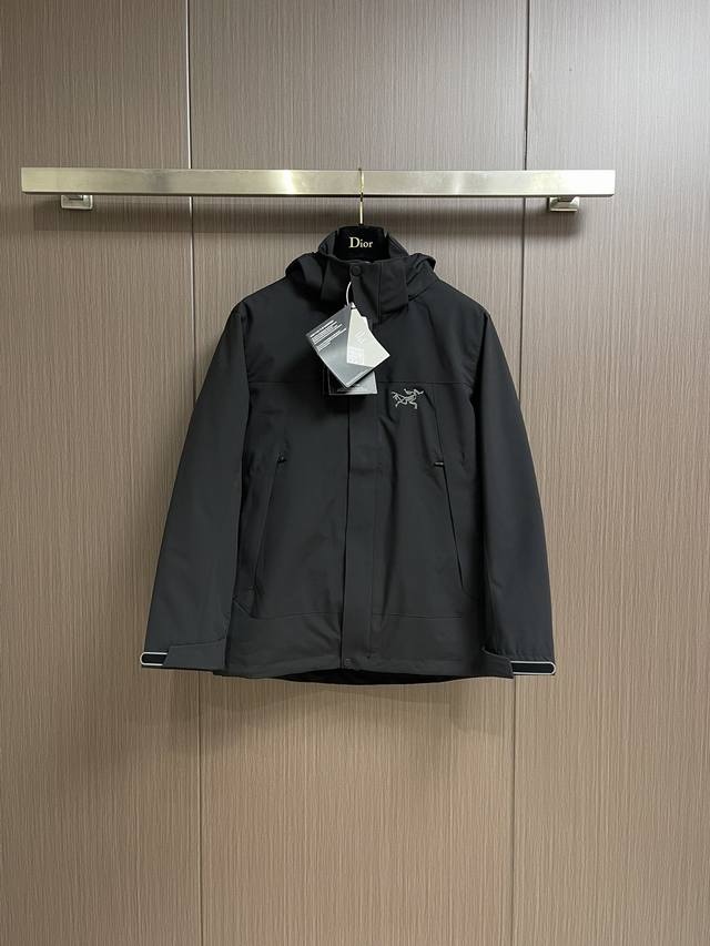 Arcteryx 始祖鸟 2024Ss秋冬新款始祖鸟新款连帽设计三合一羽绒外套羽绒服！选用亮泽尼龙面料打造，胸前经典刺绣设计logo，充盈填充舒适的鹅绒和鹅毛。