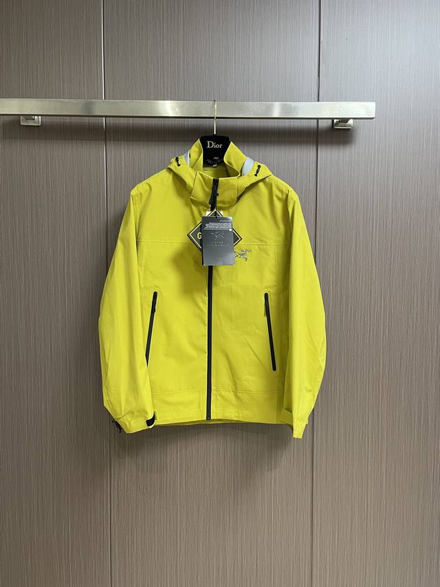 Arcteryx 始祖鸟 2024Ss新款男士夹克连帽外套，定制面料 透气舒适度高，细节无可挑剔，品牌元素设计理念，体现高品质。手感细腻柔软！呈现休闲裁剪，上身