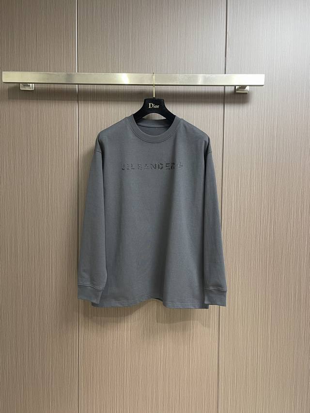 Jil Sander 秋冬新款做旧logo标识圆领卫衣，演绎简约时尚。宽松圆领，纯棉材质，舒适贴肤，给你自在的穿着体验。直筒宽松，垂坠感十足，尽显休闲慵懒气质。