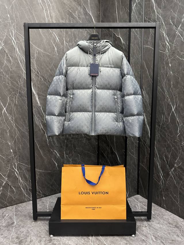 特级羽绒louis Vuitton Lv Monogram提花连帽羽绒外套.鹅绒填充.饱满程度自己行感受.一件足以轻松度过寒冬. 抗撕裂绗缝锦纶填充细腻羽绒，轻